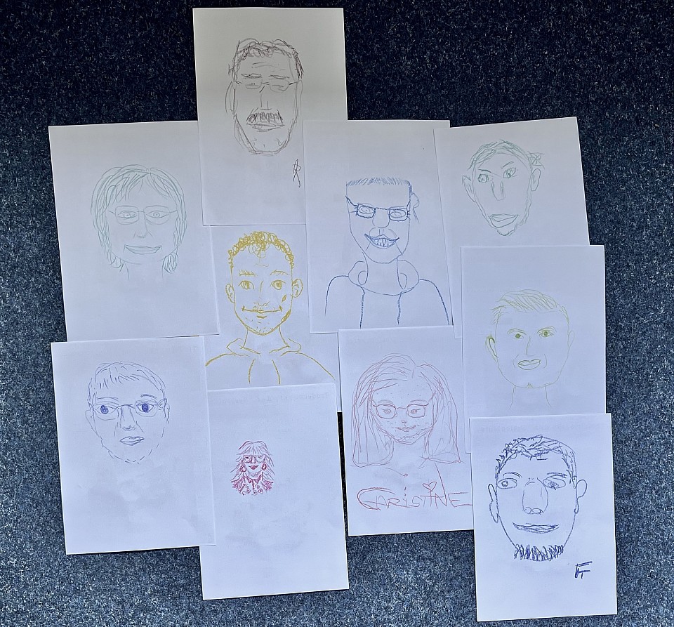 Porträts der Anwesenden gezeichnet mit der „falschen“ Hand